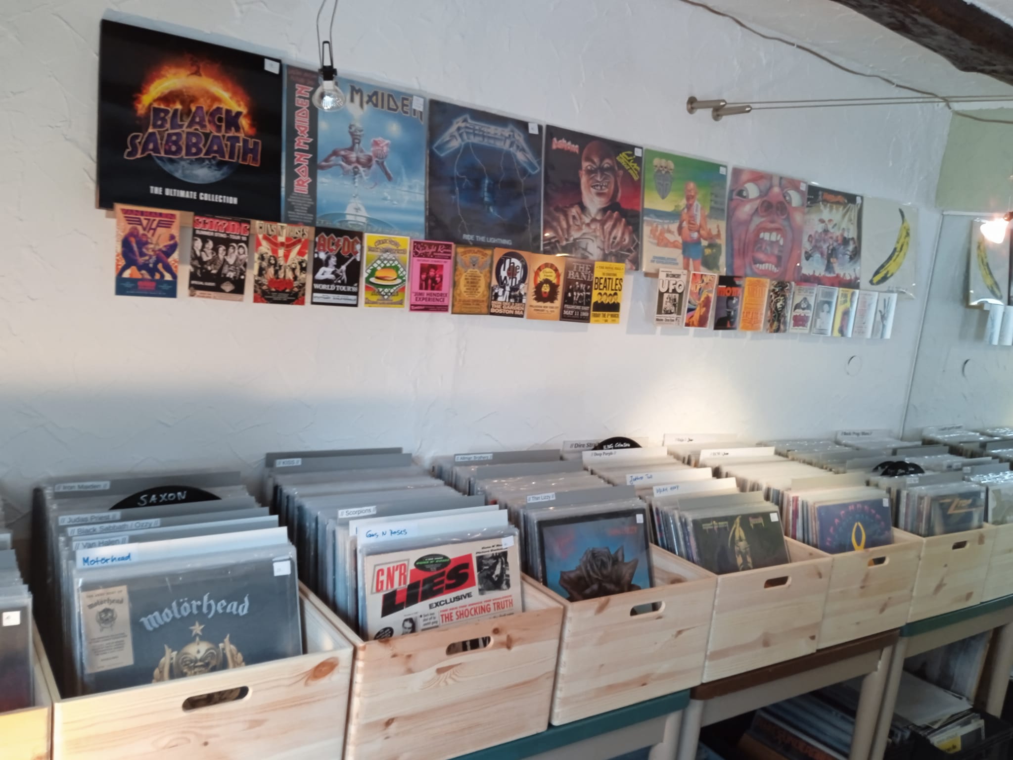 Vintage Schallplattenladen Interior mit warmer Beleuchtung und Vinyl-Sammlung