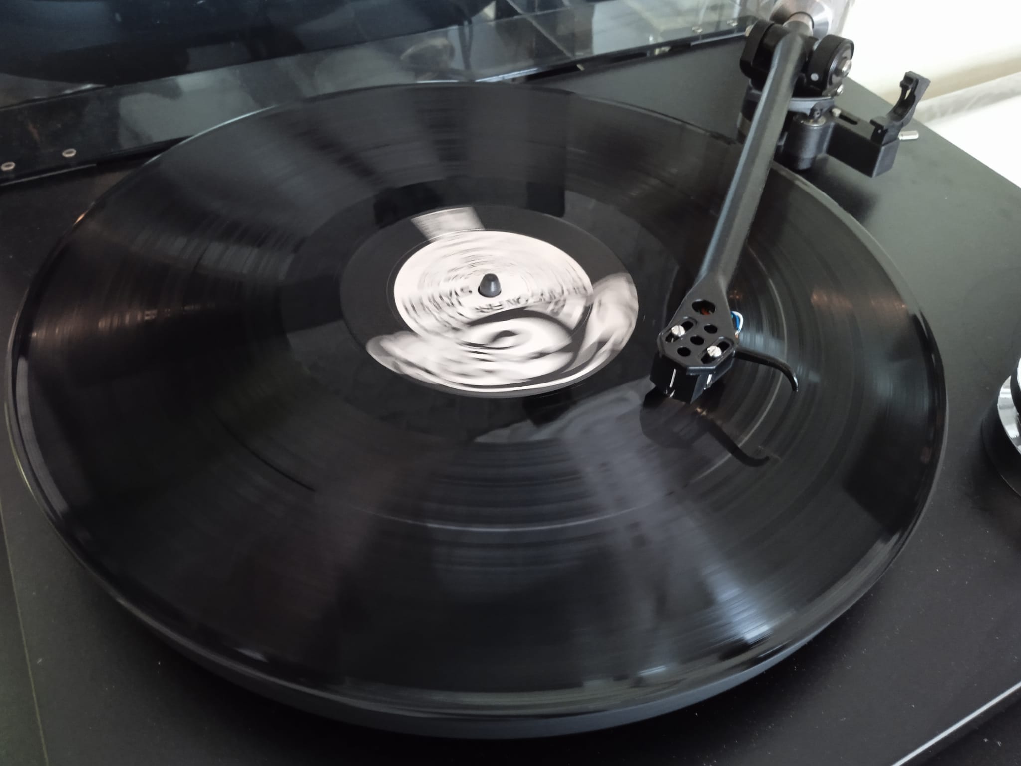 Hochwertiger Plattenspieler in Aktion mit Vinyl